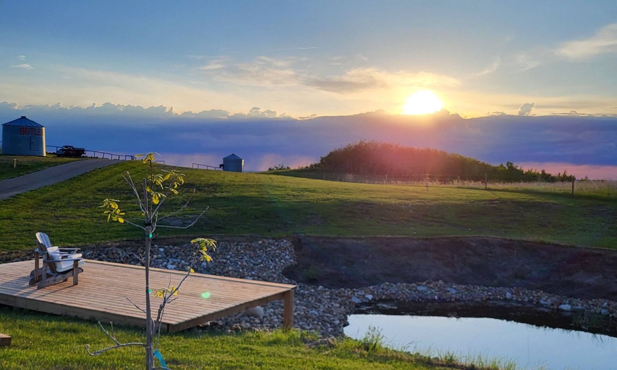 Batoche Cottage | The Deck House. Private, Countryside Getaway Hot tub-Plunge pool- Sauna-Theatre