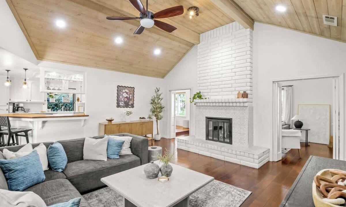 Raisin House | The Del Mar Haven - Luxurious Retreat in Fresno