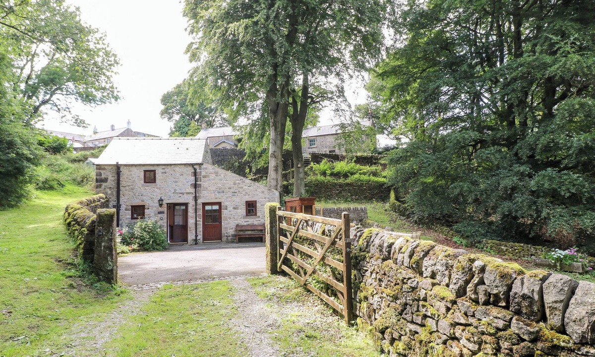 Winster Cottage | THE DELL, romantic, character holiday cottage in Winster