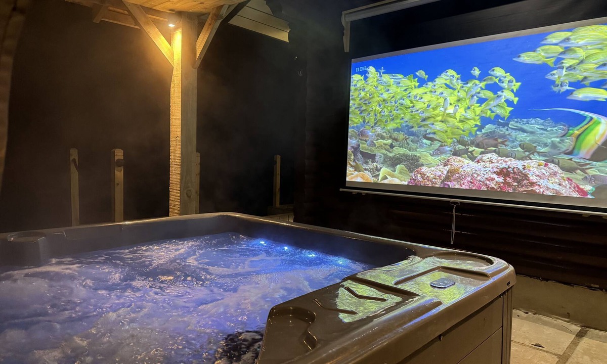 Bingley Cabin | The Den - 5 Star - Pet Friendly - Hot Tub - Scandinavian Log Cabin