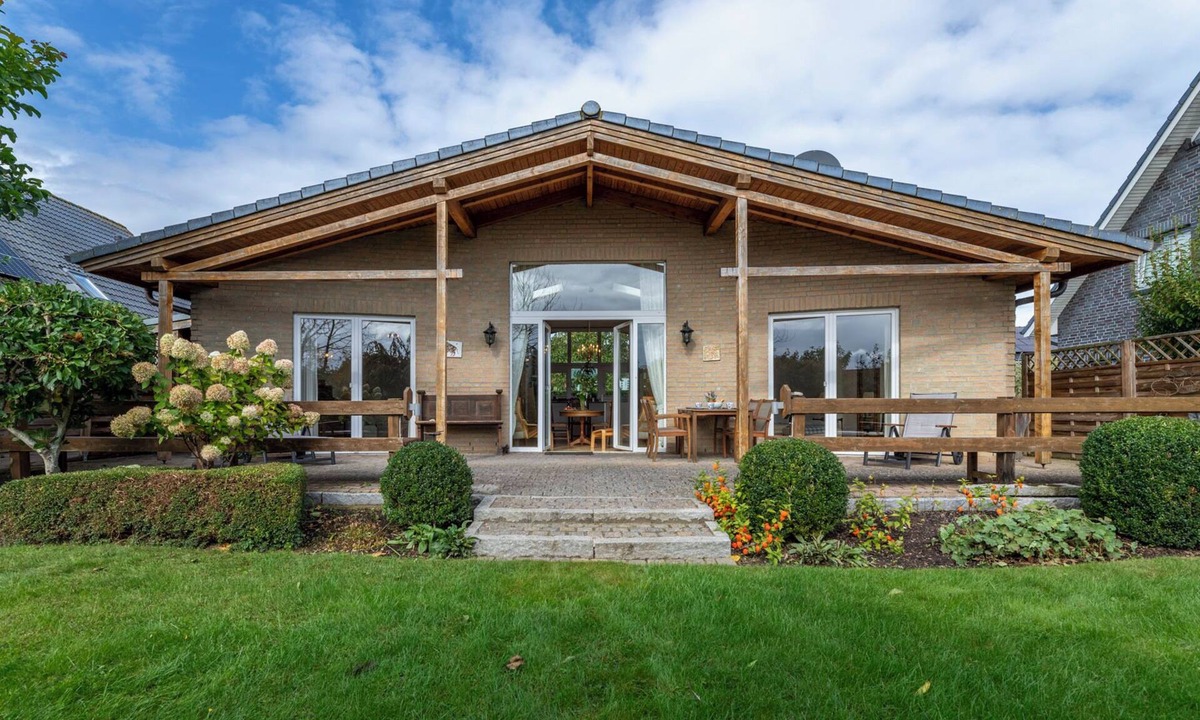 Behrensdorf House | The detached and light-flooded Haus Meerzeit in Behrensdorf on the Baltic Sea