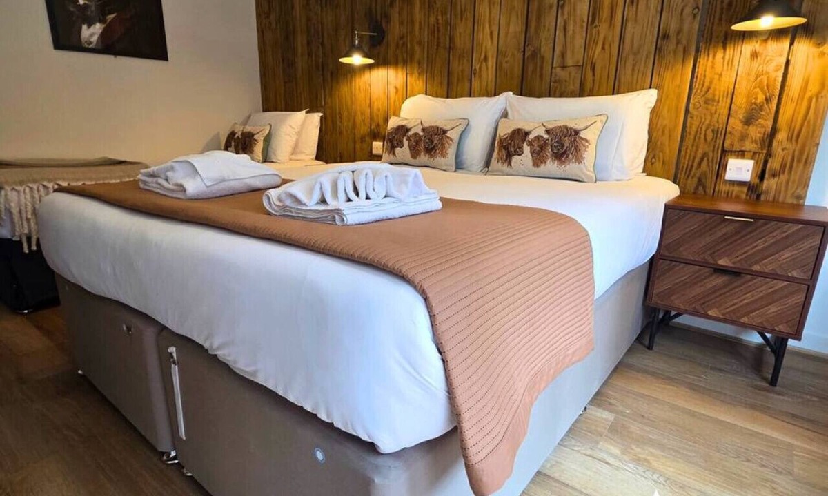Dibden Purlieu House | The Distinguished Squirrel - Room 4 - New Forest