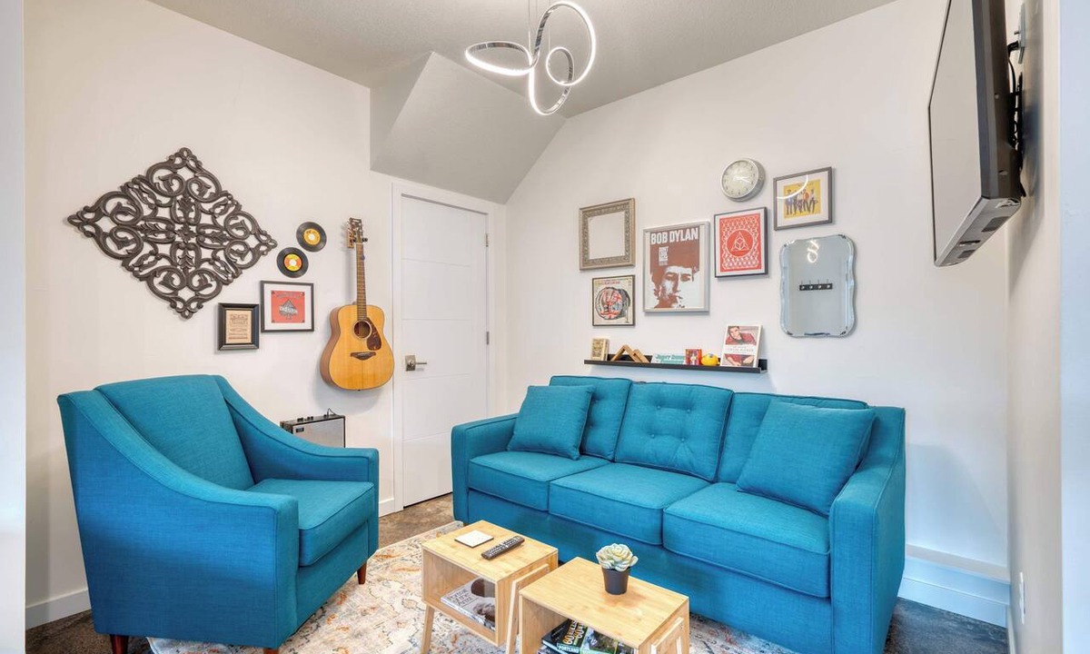 Hosford-Abernethy Apartment | The Division Street Funk Flat - 94 WalkScore