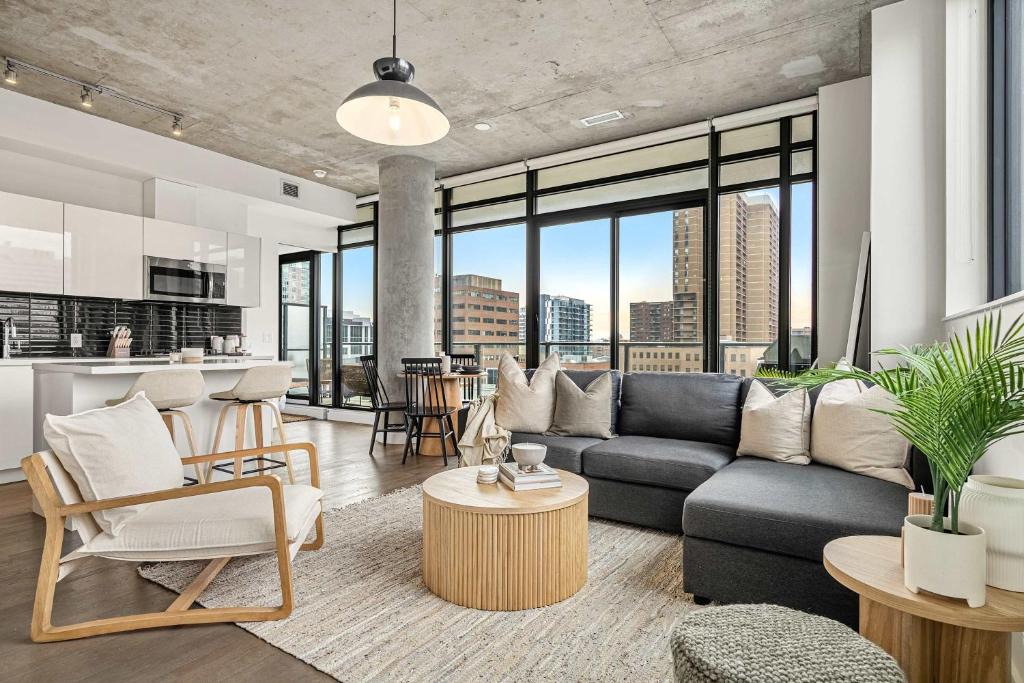 Connaught Apartment | The Domain Skyline View King Beds Pool Gym