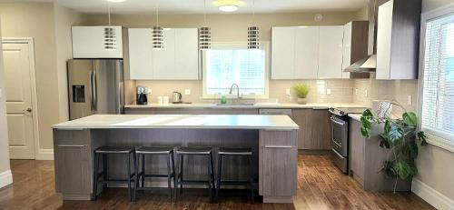 Doon South House | The Doon Retreat - Large Private Suite Near 401