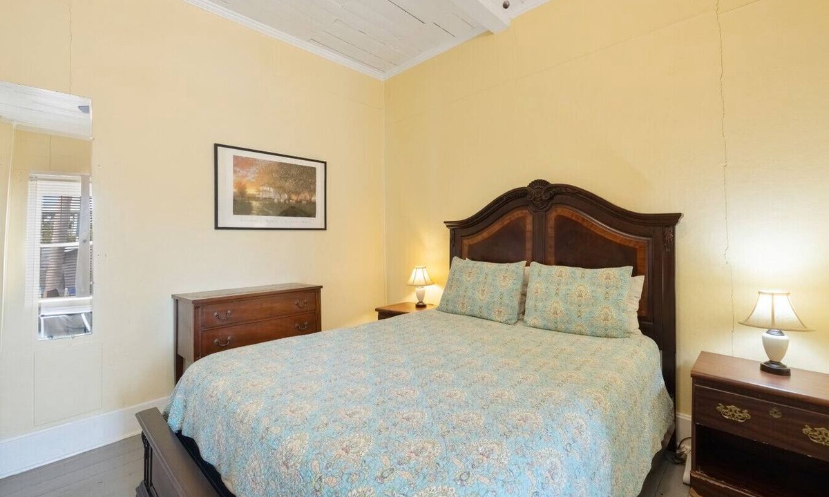Cedar Key Hotel | The Downtown Historic Island Hotel