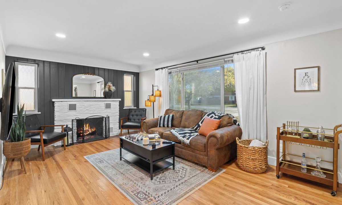 Clinton Township House | The Drift House- Spacious Boho Family Retreat- 4 bds, 2 baths, 6 TVs, Movie Room