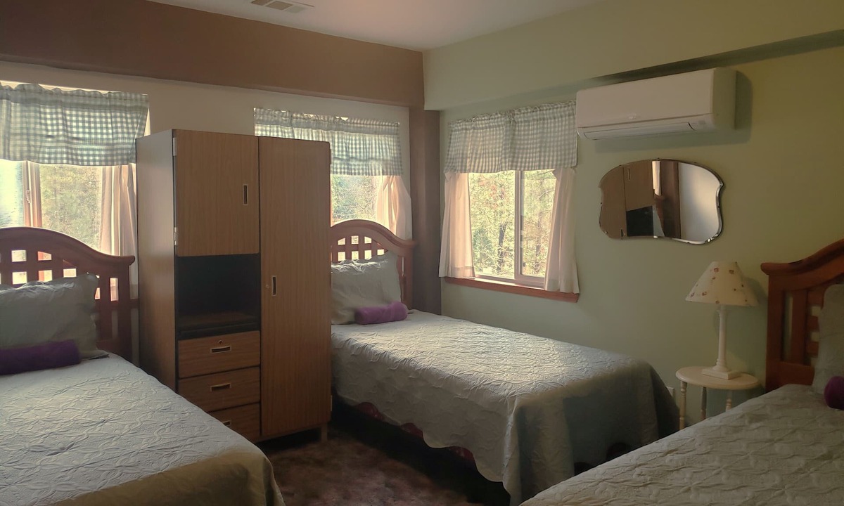 Wolf Creek House | The East Wing