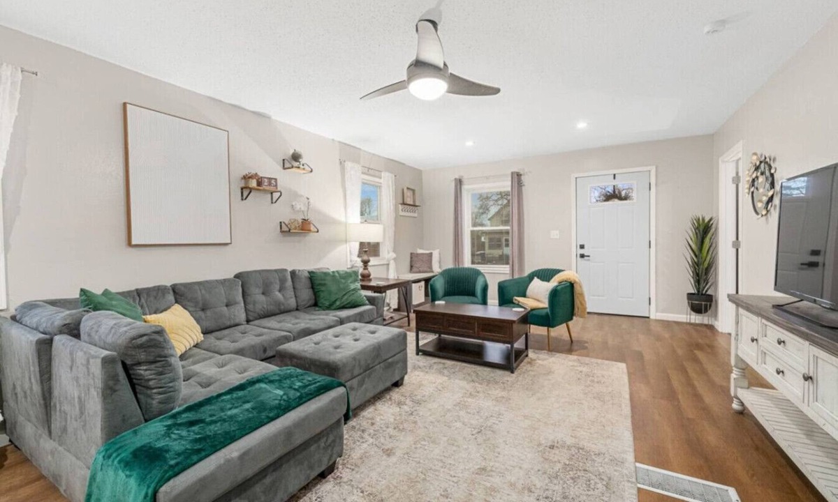 Sioux Falls House | The Easy Escape: A Delightful 2 Bedroom Downtown Retreat | House in Sioux Falls
