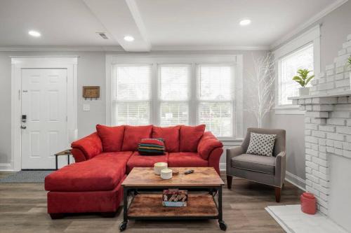 South Richmond House | The Farmhouse Spacious, Moo-tiful Haven by RVA!