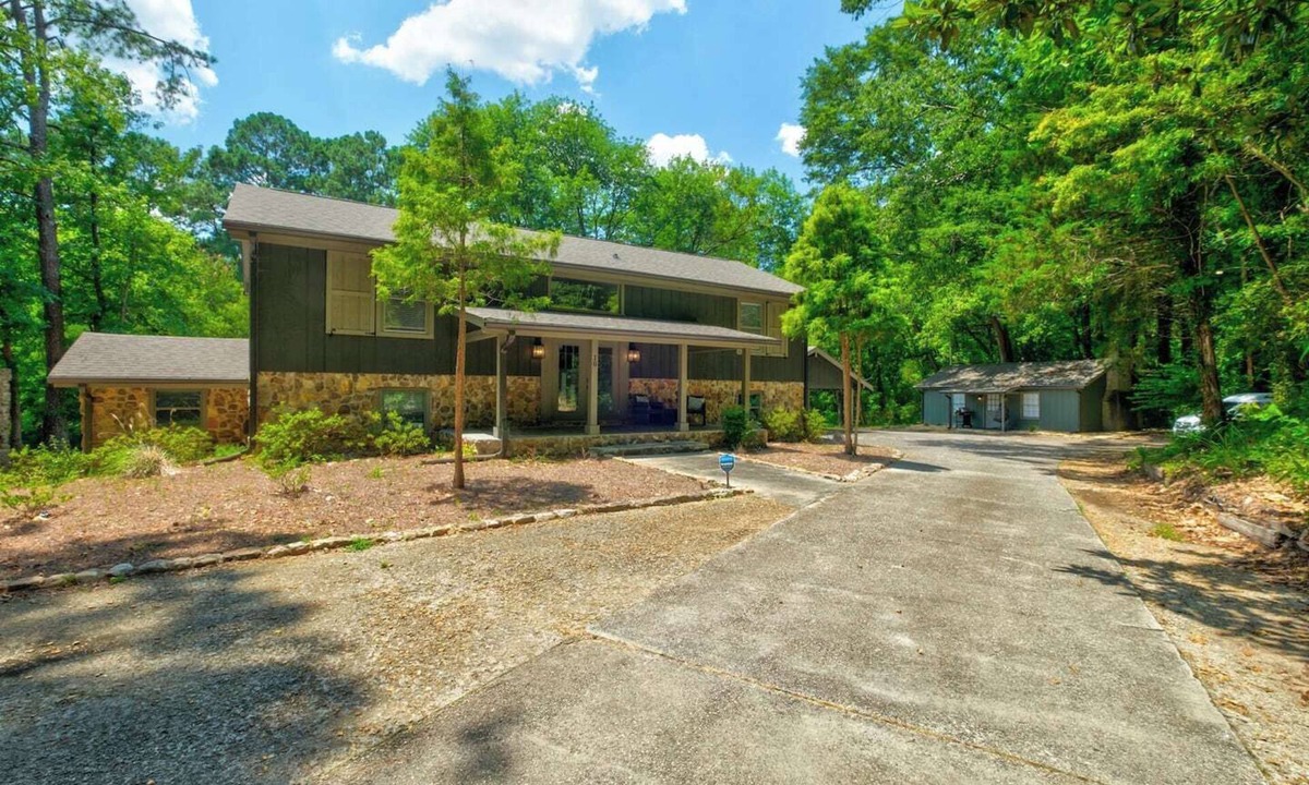 Newnan House | The Flagship Executive Estate. A 3BR/3BA premier oasis on 11 private acres. Minutes to Piedmont Hospital & Film Studios. Gourmet kitchen, private lake fishing & 5-star seclusion. Perfect for MTR & professional stays.