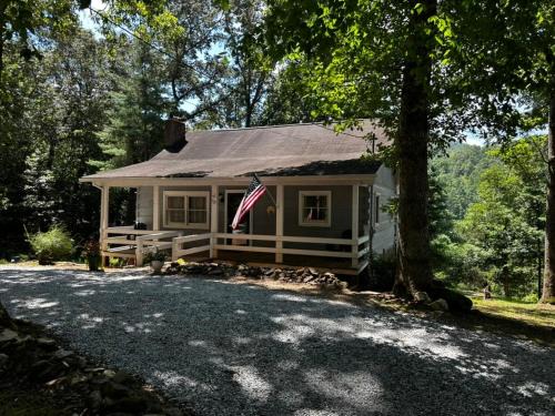 Franklin House | The Fox Den, A Rustic Log Cabin near GSMNP & NNF