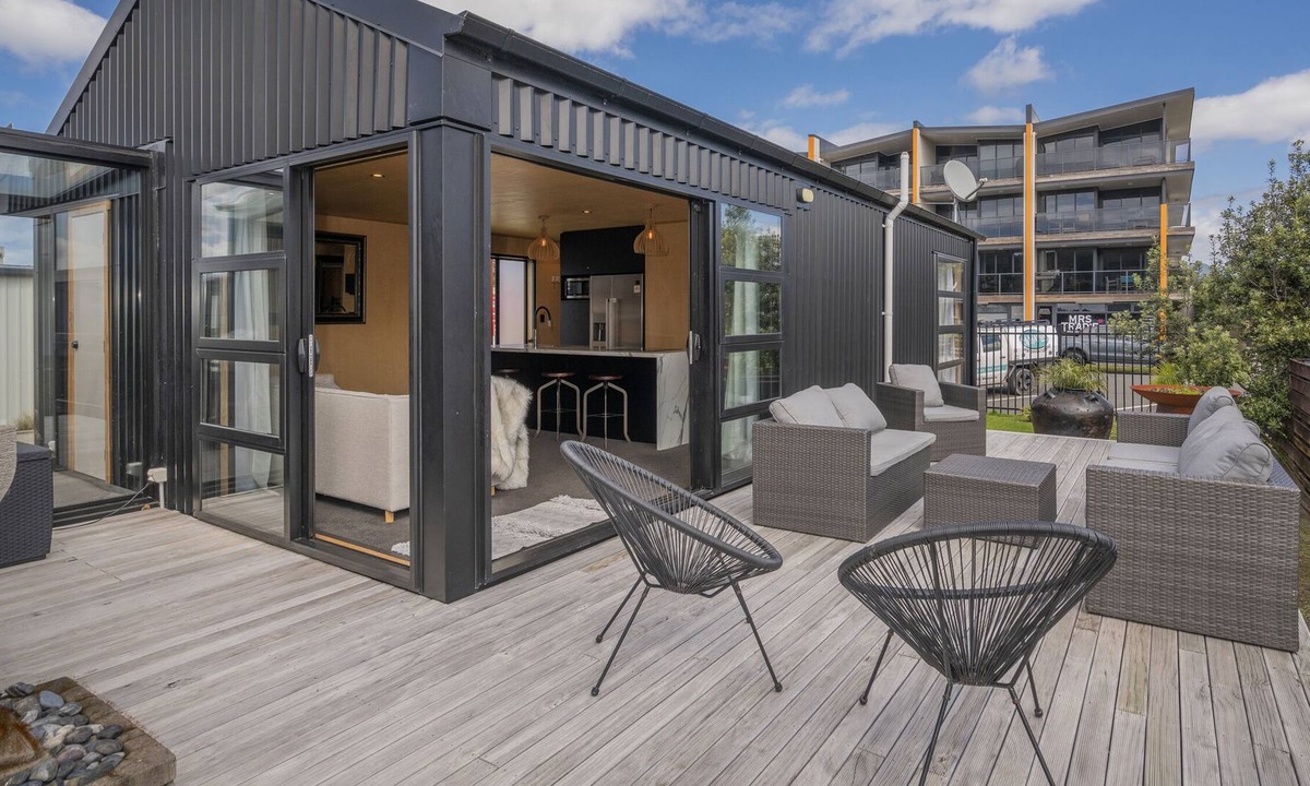 Whangamata Cottage | The Front Deckhouse - Whangamata Holiday Home