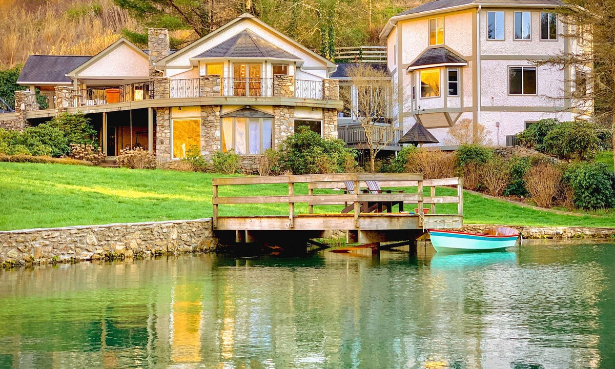 Asheville House | The fun house: fire pit, hot tub, fishing, pond, pizza oven & outdoor movie gear