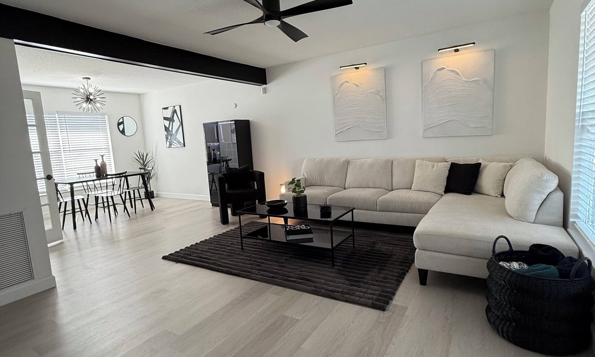 Citrus Park House | ‘The Gallery’ Spacious & Modern 4 Bedroom Getaway with Pool