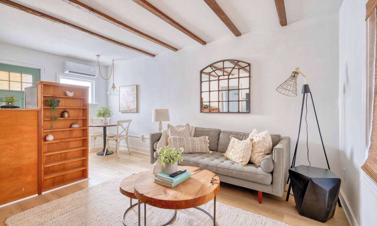 Irvington Apartment | The Garden Cottage - Broadway Retreat - Walkable