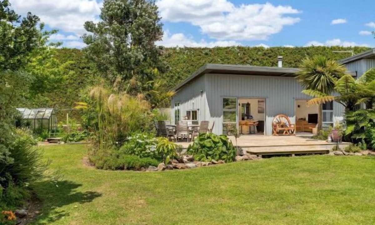 Whangamata House | The Grass is Greener Getaway