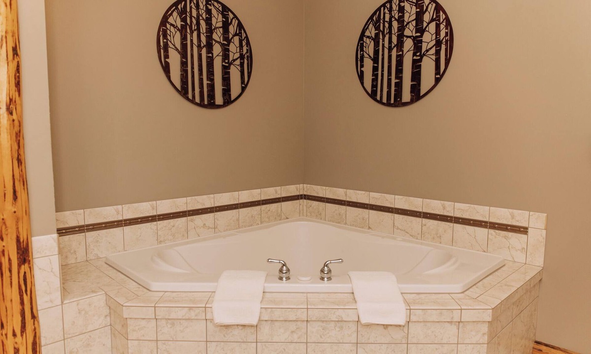 Dundee Cabin | The Great Outdoors Suite: Luxury Lodge Suite in Amish Country, Ohio.