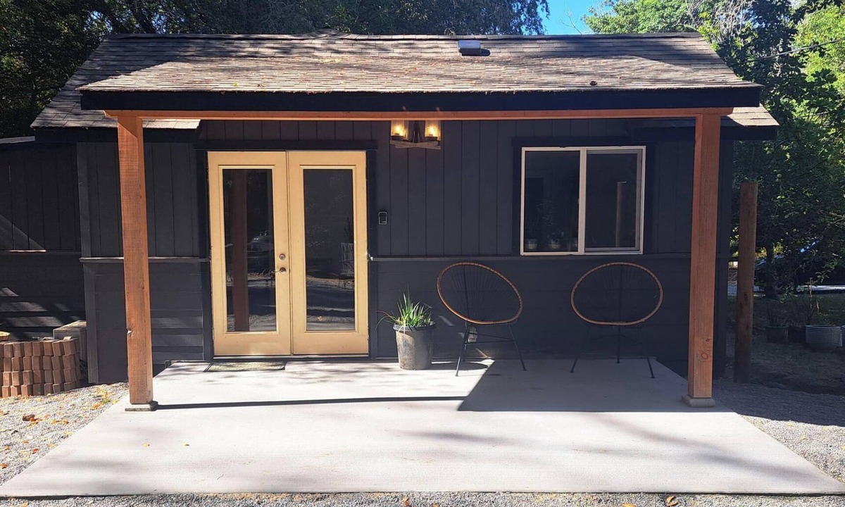 Gasquet Cabin | The Groundskeeper's Cabin: A peaceful retreat with all the amenities of home.