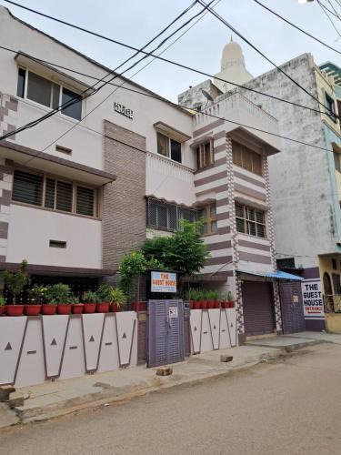 Hyderabad Apartment | THE GUEST HOUSE - 1 Room AC for 4 Guests & 2 BHK AC for 4-10 Guests for Families & Friends
