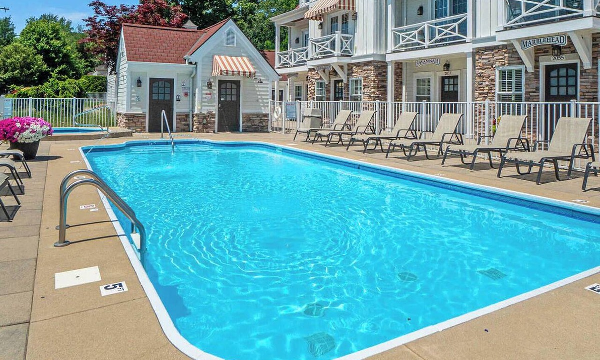 Holland Condo | The Hampton: 2BR Beachy Townhome Sleeps 8 | Pool, Hot Tub, Free Golf, Near Lake Michigan
