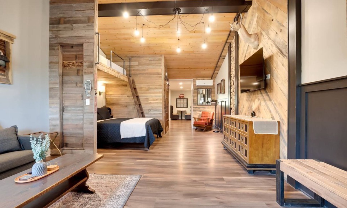 Tomahawk Apartment | The Harris Inn – Unit 1 | Tomahawk WI | On the Trails |Sauna