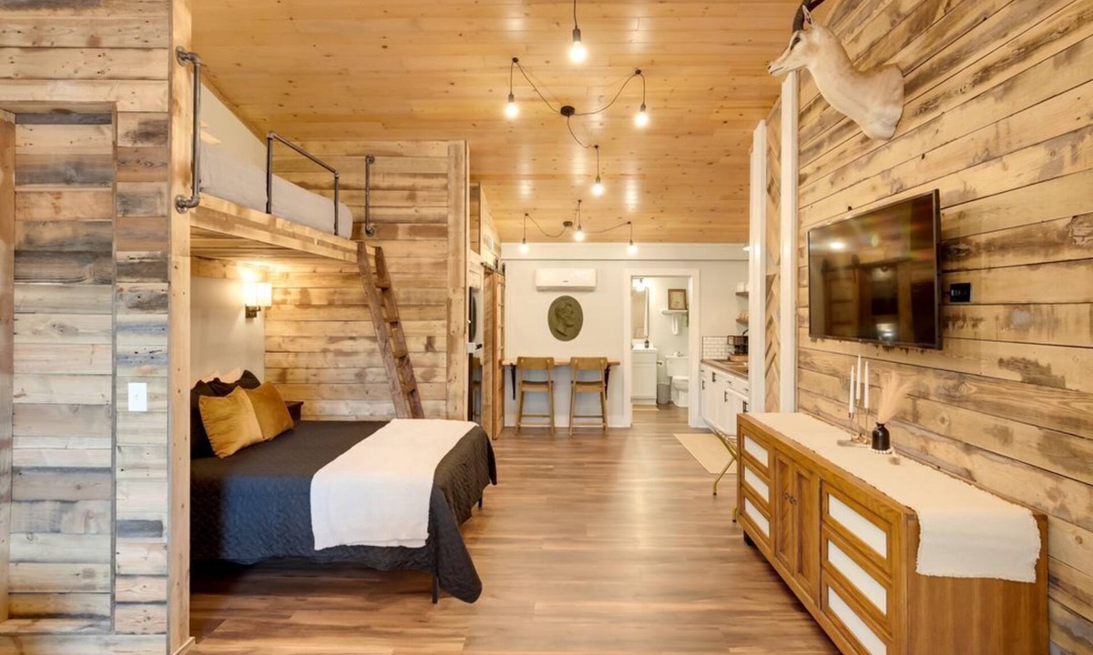 Tomahawk Apartment | The Harris Inn – Unit 2 | Tomahawk WI | On the Trails