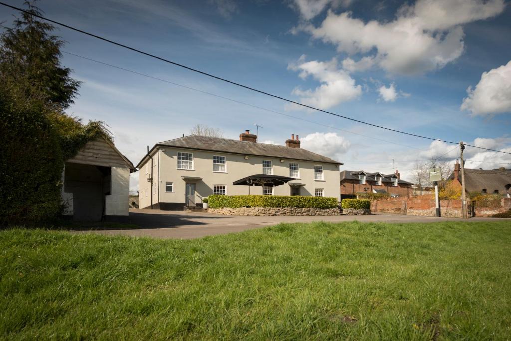 Amport Hotel | The Hawk Inn