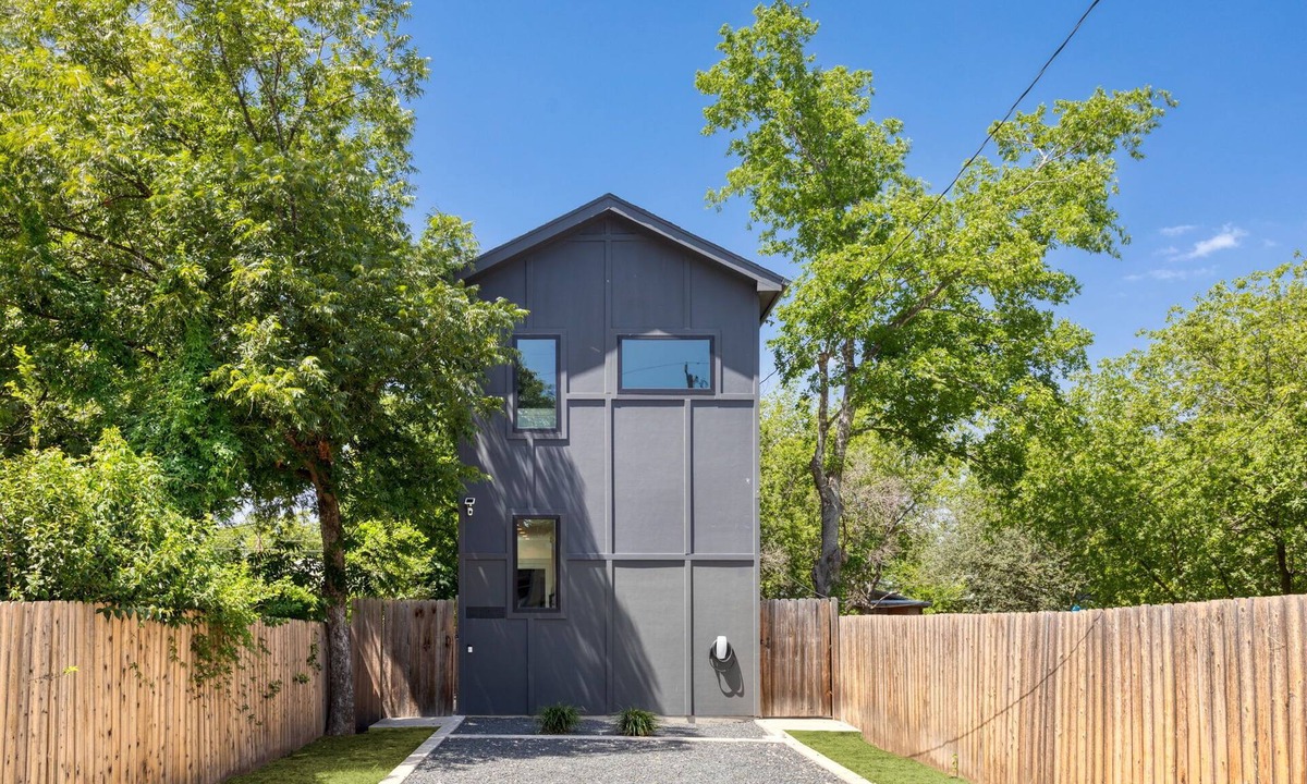 Arena District Cabin | The Heritage Haus - Modern Cabin In Downtown San Antonio