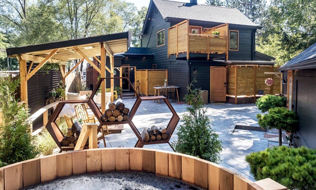 Woodstock House | The Herwood Inn