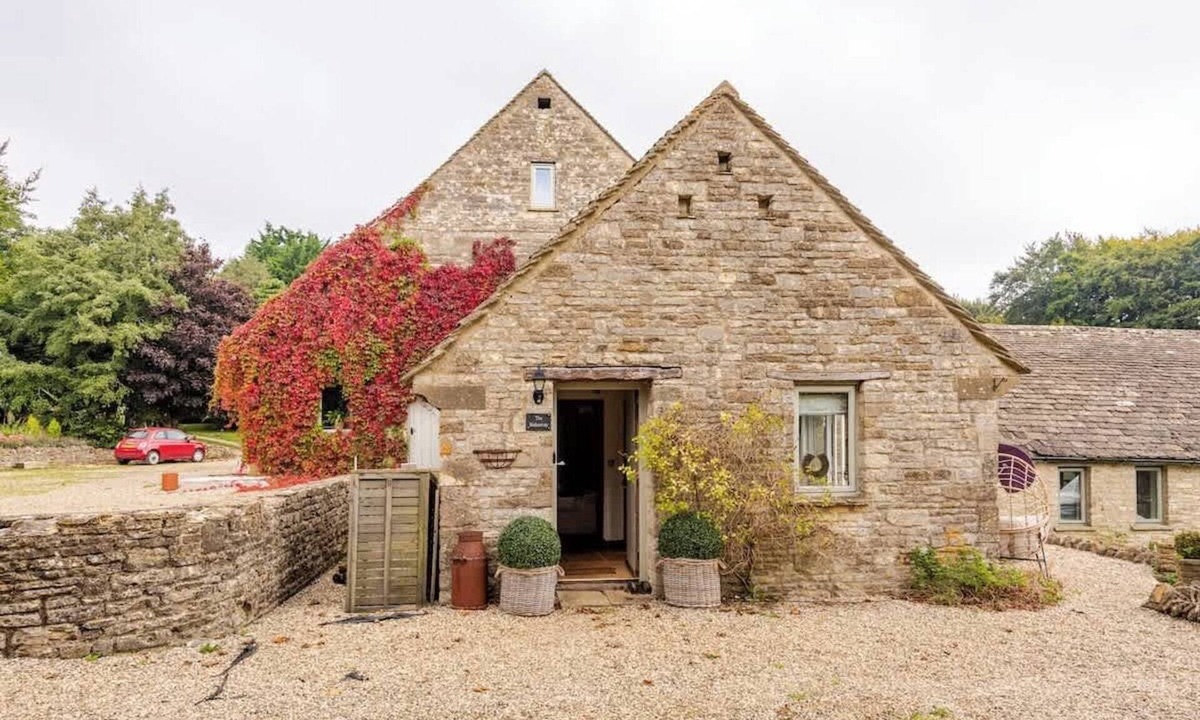 Brimpsfield House | The Hideaway: Authentic Country Living