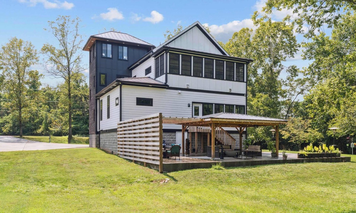 Sunset View House | The High Note Hideaway- Luxe 4BR w/Sauna, Tower Room + Firepit Near Opryland
