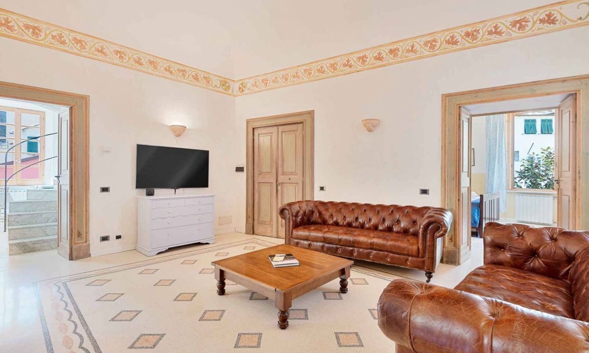 Borgo Antico House | The history of a home is linked to its origins and the territory in which it is located, Maison Monterosso contains in its essence precisely the concept of history and Italianness. Large apartment with three bedrooms, two double bedrooms and one with two