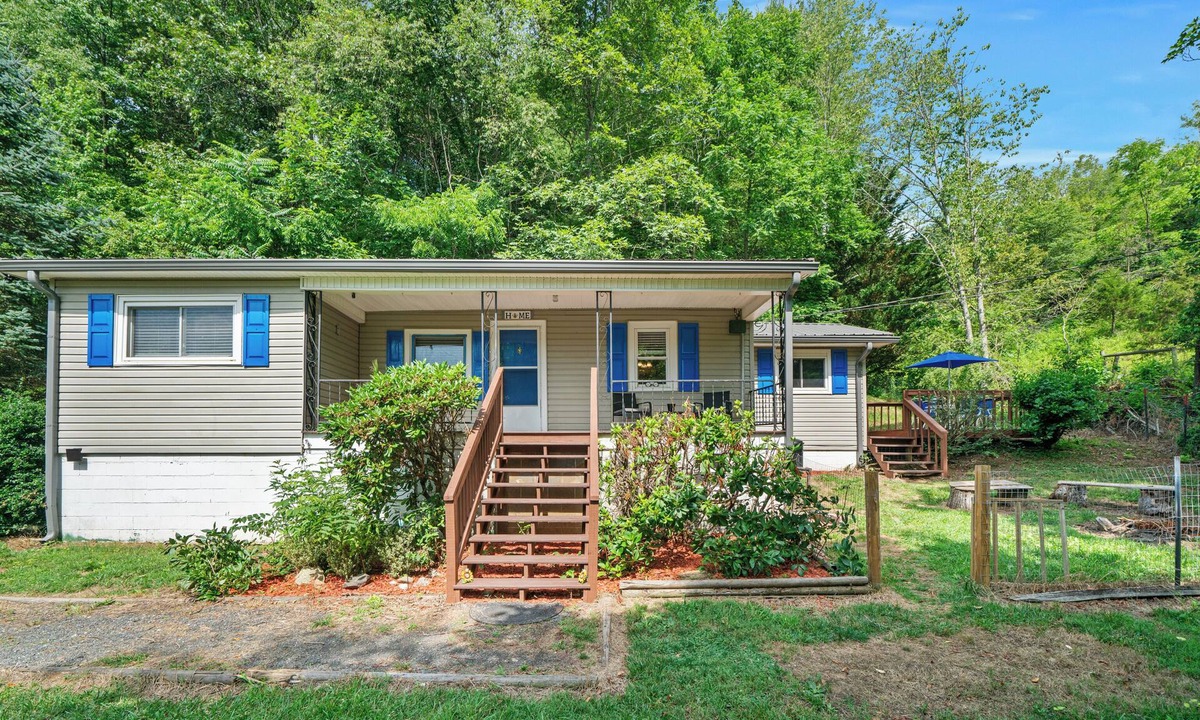 Bakersville House | The Honeycomb Hideout-Charming 2-bedroom house in marvelous Bakersville