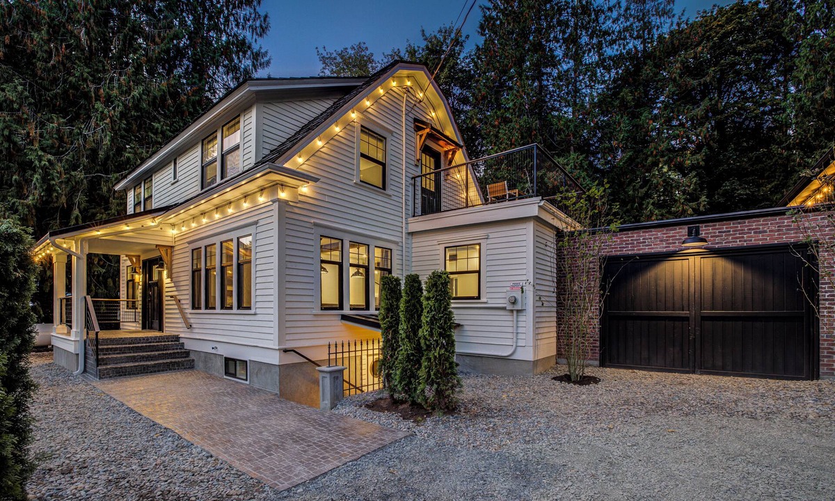 Monroe House | The House at Richardson Creek- 20 bed Amenity Rich Dutch Colonial Farmhouse