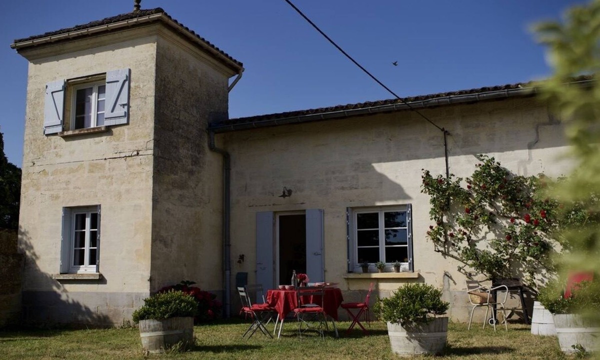 Neac House | THE HOUSE OF HARVESTERS, in the heart of the vineyard.