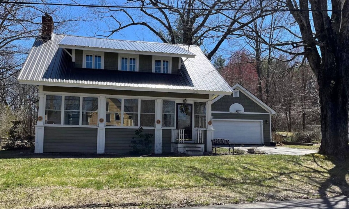 Bridgton House | The Hygge House- walk to Highland beach- in town