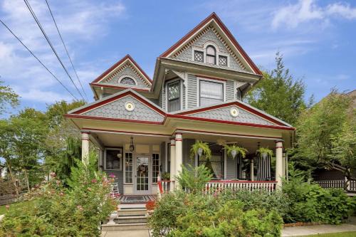 Pitman Bed & Breakfast | The Inn on Holly