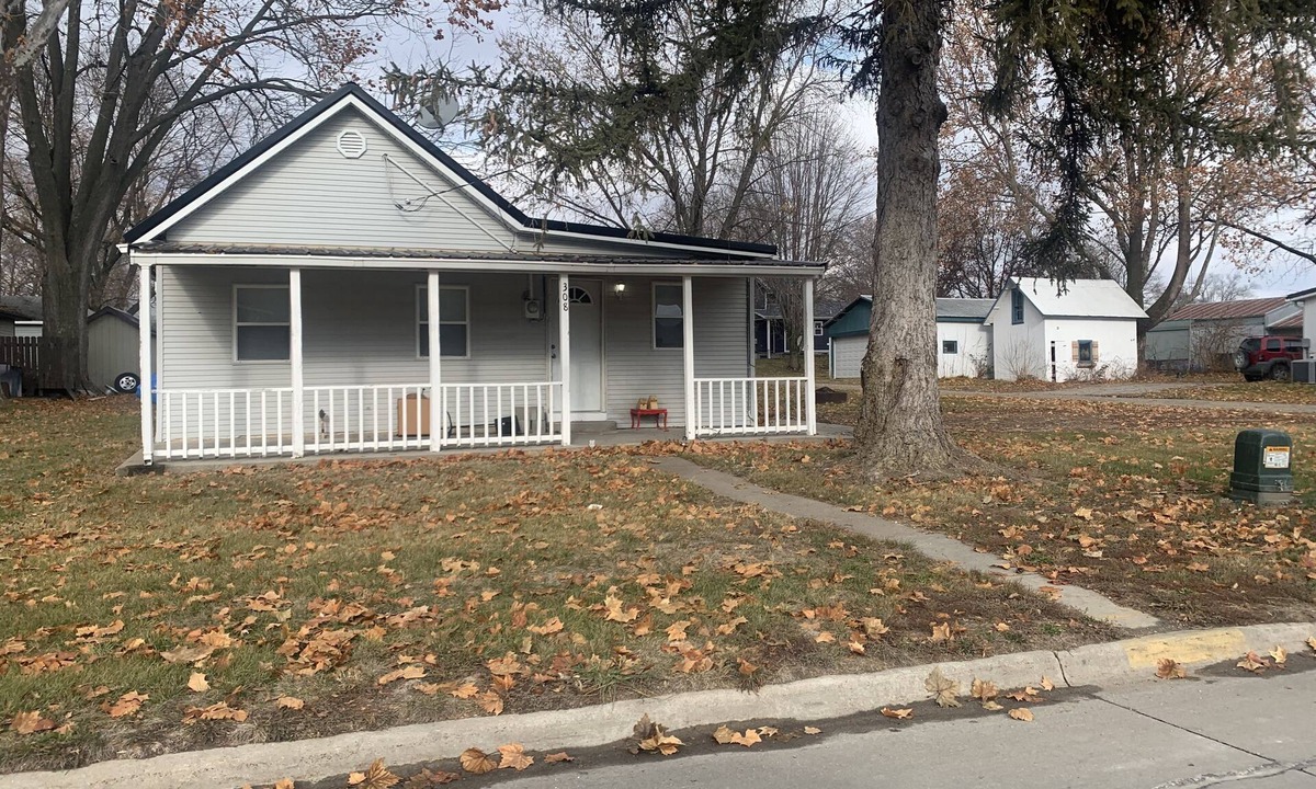 Wellman House | The Iowa Auntie’s 👩🏼‍🌾Quirky Little Shanty. Better than staying with family! 😉