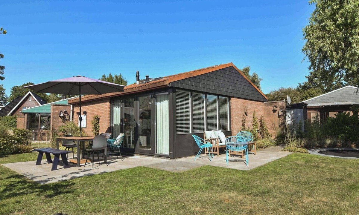 Dirkshorn House | The Kingfisher is a comfortable ground-floor bungalow with fenced garden, wood stove and fully equipped kitchen. Near the beach, dunes and forest of Schoorl, Petten and Bergen. Perfect for families and dog lovers.