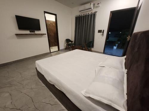 Panipat Hotel | The Lagoon