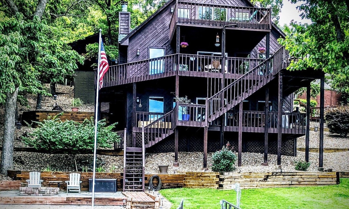 Gravois Mills House | The Landing - 3 Level Home with Amazing Views