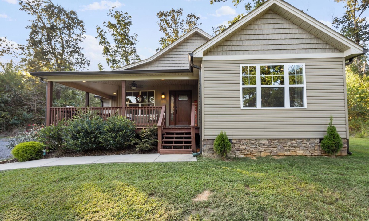 Ocoee House | The Last Eddy is 2-bedroom/2 bath house tucked away in charming Ocoee TN