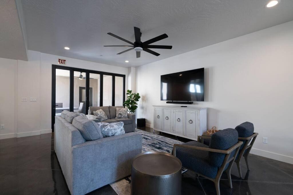 Hurricane House | The Latitude Adjustment Spacious Getaway with Hot Tub Community Pool Golf Courses and close to Zion
