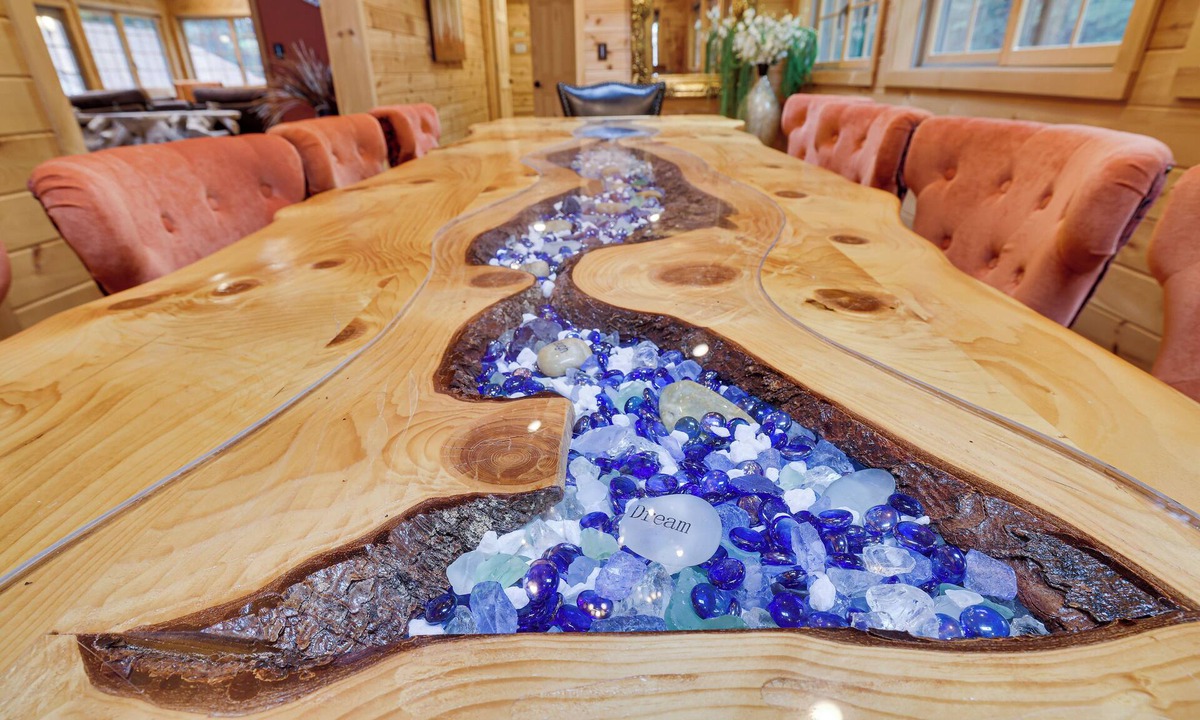 Hamlin Cabin | The Lazy Bear Lodge with hot tub, sauna and movie theater in the Hideout