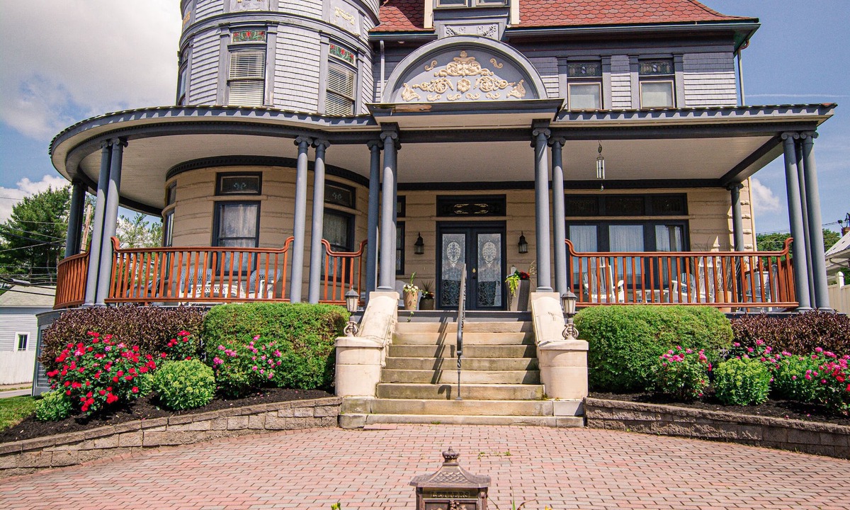 Meyersdale Bed & Breakfast | The Levi Deal Mansion Bed & Breakfast