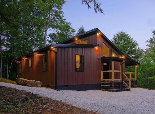 Campton House | The Lighthouse - Secluded - Hot Tub - Private Pond