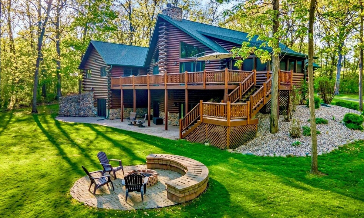 Delavan Cabin | The Lodge: 5 Acre Private Log Home & Resort