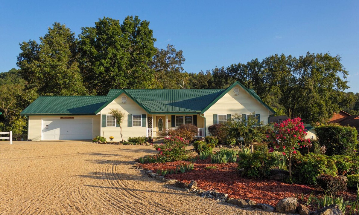 Norfork Cabin | "The Lodge" GREAT FOR GROUPS & Walk-in Norfork River Access in Norfork, AR