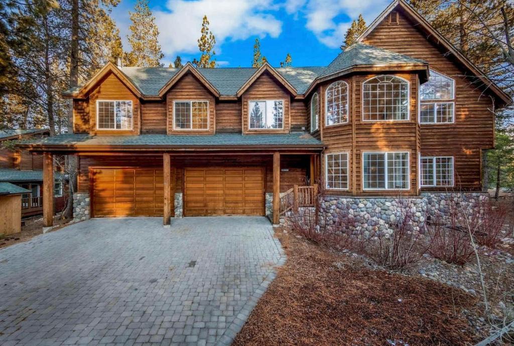 North Upper Truckee House | The Lodge on Oaxaco - Epic Man Cave with Billiard Room